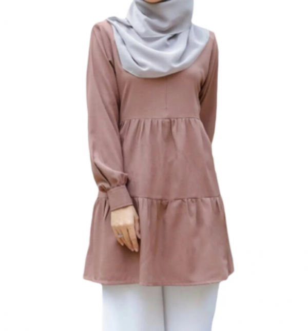 Tunik dengan detail ruffle pada bagian bahu